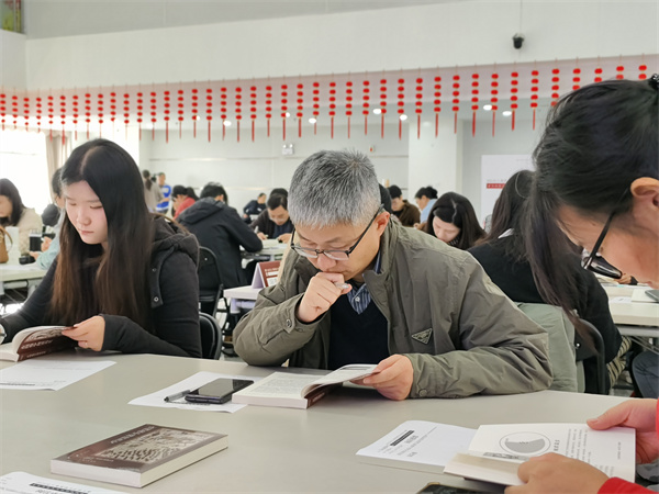 图二 读者在认真阅读.jpg 图二 读者在认真阅读.jpg