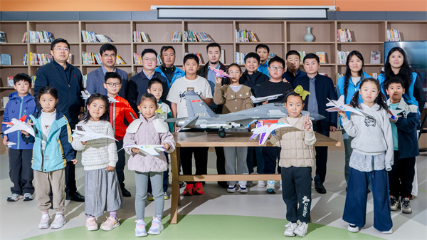 图五 活动合影.jpg 图五 活动合影.jpg