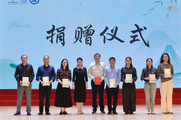 图三 陈立柱教授向全市各级公共图书馆捐赠《二十四史中的合肥》.jpg