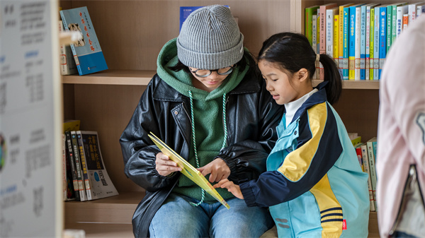 图三 正在读书的亲子家庭.jpg