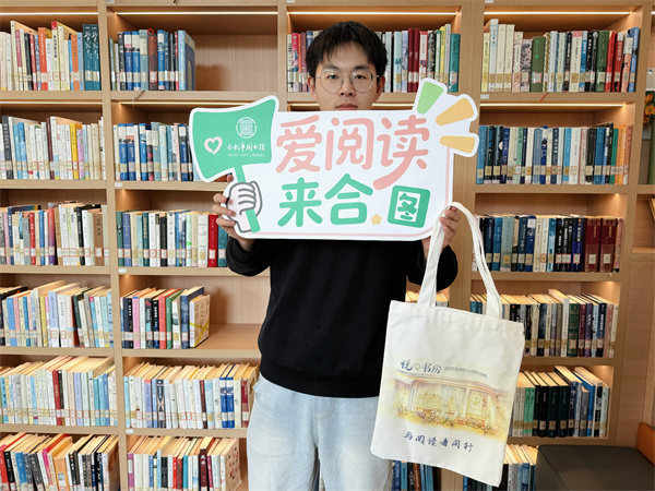 图四 获奖读者领取文创.jpg