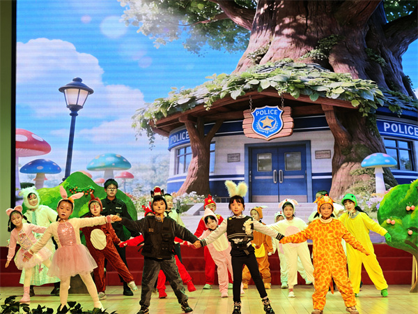 图三 大家一起唱歌跳舞.jpg