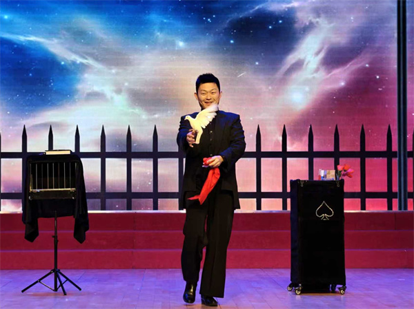 图六 魔术表演《“鸽子”剧魅影》.jpg