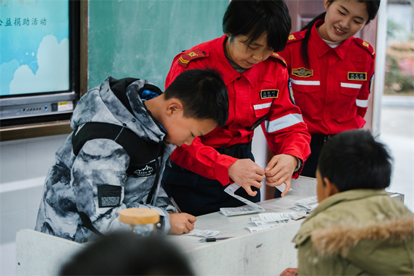 图三 学生签字领取温暖包.jpg