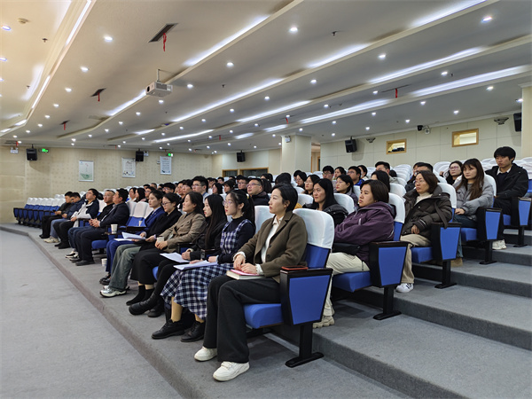 图六 现场观众认真聆听.jpg