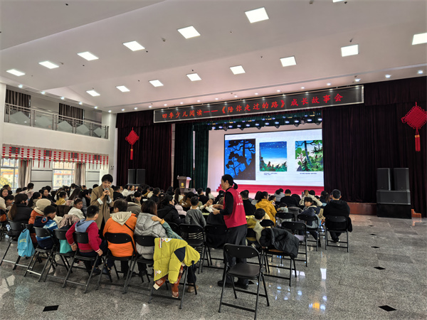 图三 主讲老师和孩子们进行互动.jpg
