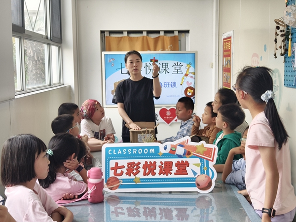 老师展示鲁班锁1.jpg