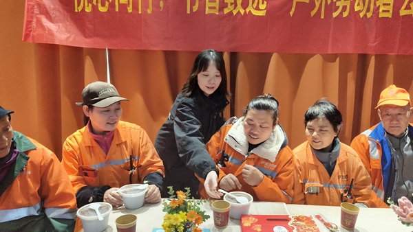 “腊八溢暖 书香致远”户外劳动者公益驿站腊八节活动.jpg “腊八溢暖 书香致远”户外劳动者公益驿站腊八节活动.jpg