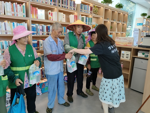 “清凉护航,安康一夏”合肥市图书馆户外劳动者工会驿站主题活动为户外劳动者发放清凉物资.jpg “清凉护航,安康一夏”合肥市图书馆户外劳动者工会驿站主题活动为户外劳动者发放清凉物资.jpg