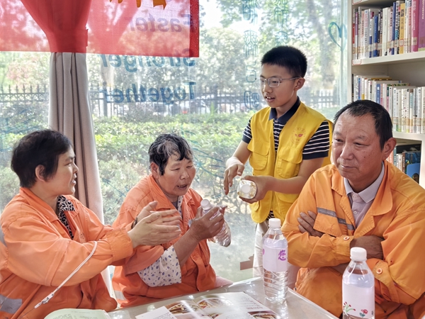 “五一书香,劳动乐章”合肥市图书馆户外劳动者工会驿站读书分享会小合苗给户外劳动者递水.jpg “五一书香,劳动乐章”合肥市图书馆户外劳动者工会驿站读书分享会小合苗给户外劳动者递水.jpg