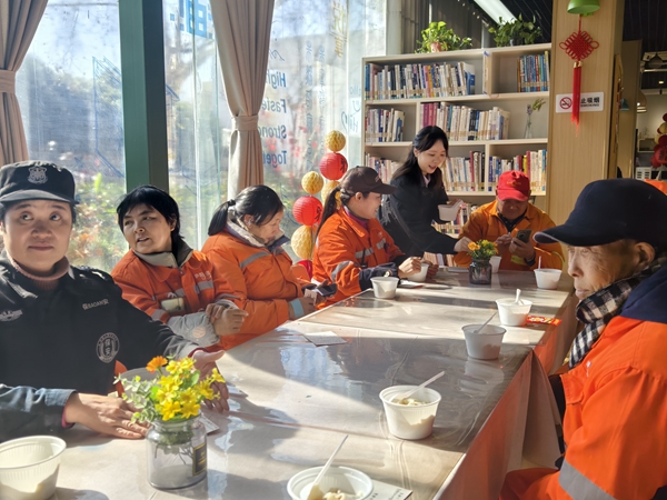 ''2025年新春合肥市图书馆户外劳动者驿站温暖行动分发饺子.jpg ''2025年新春合肥市图书馆户外劳动者驿站温暖行动分发饺子.jpg