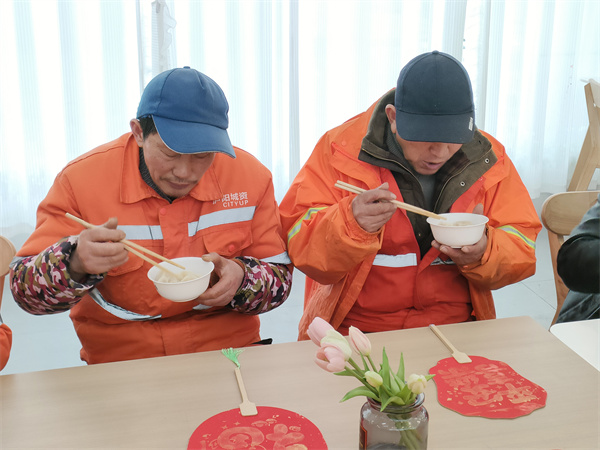 图三 户外劳动者们吃着热腾腾的饺子.jpg 图三 户外劳动者们吃着热腾腾的饺子.jpg
