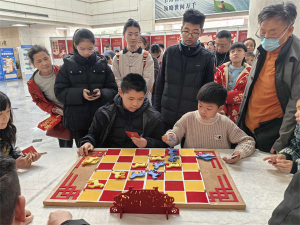 图一 孩子们体验飞马五子棋.jpg 图一 孩子们体验飞马五子棋.jpg