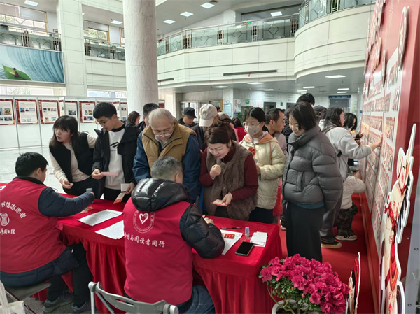 图三 答题区大排长龙.jpg 图三 答题区大排长龙.jpg