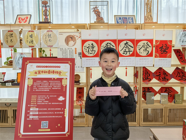 图四 小朋友参与诗词答题.jpg 图四 小朋友参与诗词答题.jpg
