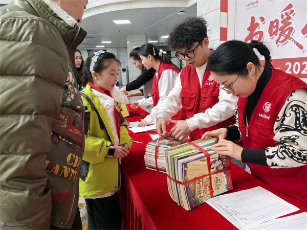 图二 志愿者正在清点图书.jpg 图二 志愿者正在清点图书.jpg