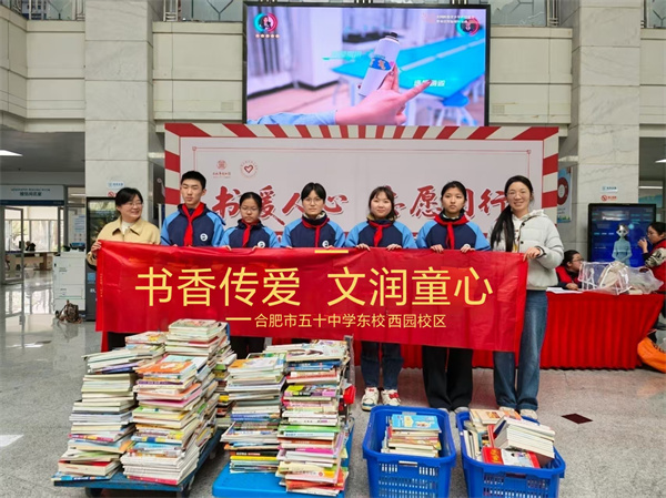 图三 来捐书的学校代表.jpg 图三 来捐书的学校代表.jpg