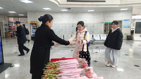 图一 “三八”国际妇女节当天为进馆的女性读者送花.jpg 图一 “三八”国际妇女节当天为进馆的女性读者送花.jpg