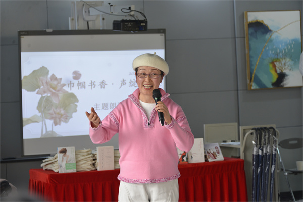 图四 女性读者在朗诵.jpg 图四 女性读者在朗诵.jpg