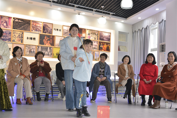 图五 体验投壶游戏.jpg 图五 体验投壶游戏.jpg