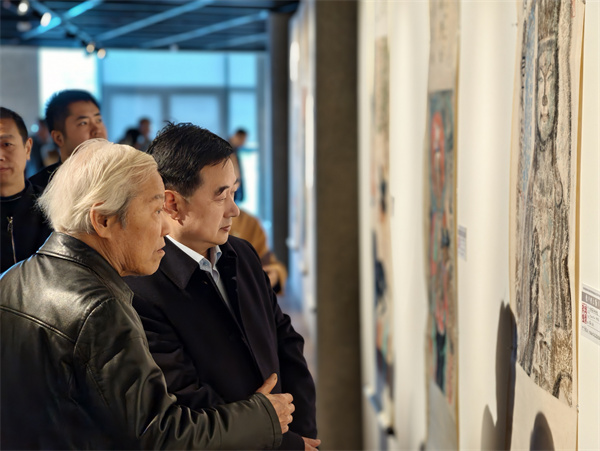 图三 康诗纬先生陪同安徽省文联主席陈先发观展.jpg 图三 康诗纬先生陪同安徽省文联主席陈先发观展.jpg