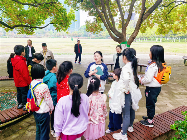 图二 在杏花公园开展户外花卉科普课堂 .jpg 图二 在杏花公园开展户外花卉科普课堂 .jpg