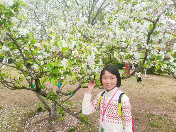 图四 孩子们在杏花公园里和花朵合影.jpg 图四 孩子们在杏花公园里和花朵合影.jpg