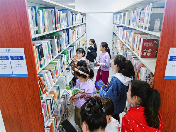 图五 大家回到图书馆借阅花卉植物相关图书.jpg 图五 大家回到图书馆借阅花卉植物相关图书.jpg