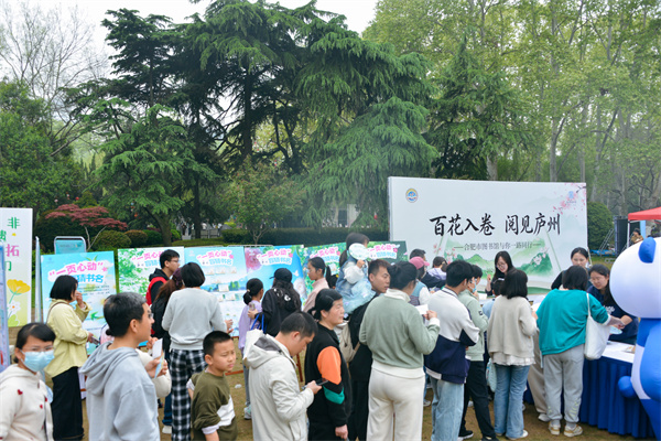 图二 合肥市图书馆的展位前人山人海.jpg 图二 合肥市图书馆的展位前人山人海.jpg