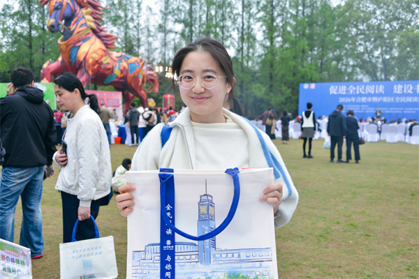 图五 领取到“合图阅读包”的读者.jpg 图五 领取到“合图阅读包”的读者.jpg