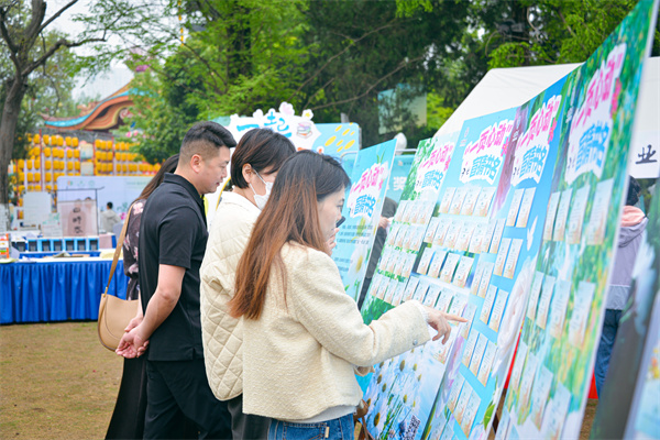 图六 “一页心动”盲猜书名活动吸引市民参与.jpg 图六 “一页心动”盲猜书名活动吸引市民参与.jpg