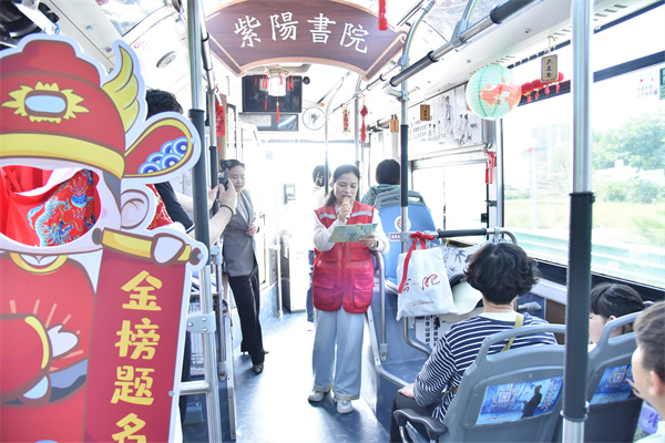 图八 志愿者在“书香巴士”上介绍活动线路.jpg 图八 志愿者在“书香巴士”上介绍活动线路.jpg