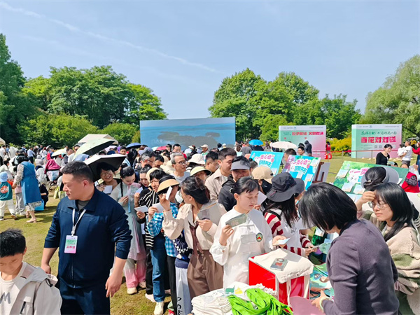 图八 合肥市图书馆在合肥市植物园开展“一页心动”互动活动.jpg 图八 合肥市图书馆在合肥市植物园开展“一页心动”互动活动.jpg