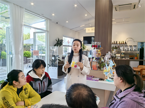 图二 非遗面塑老师讲解制作流程.jpg 图二 非遗面塑老师讲解制作流程.jpg