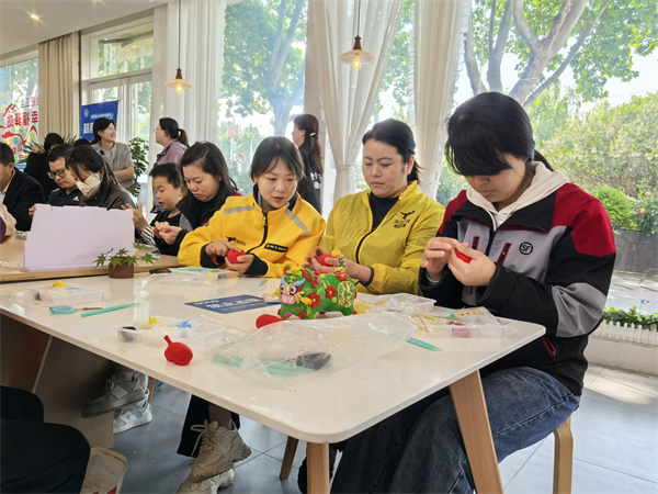图三 大家开始制作“加油鸭”.jpg 图三 大家开始制作“加油鸭”.jpg