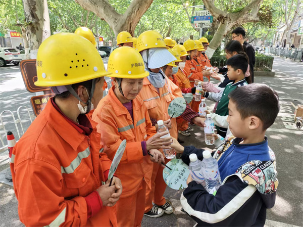 图四 爱心读者前往环卫站点为坚守岗位的环卫工人送上矿泉水.jpg 图四 爱心读者前往环卫站点为坚守岗位的环卫工人送上矿泉水.jpg