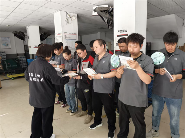 图六 前往顺丰快递站点为快递员送上书籍.jpg 图六 前往顺丰快递站点为快递员送上书籍.jpg