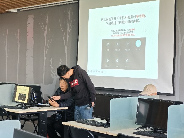 图二 培训结束老师为学员认真讲解.jpg 图二 培训结束老师为学员认真讲解.jpg