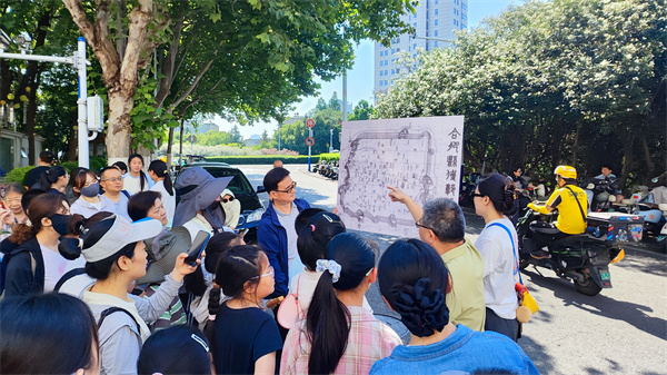 图一 老师们按照合肥县傅郭城图讲解本次研学路线.jpg 图一 老师们按照合肥县傅郭城图讲解本次研学路线.jpg