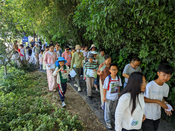 图二 大家沿着环城河开始研学.jpg 图二 大家沿着环城河开始研学.jpg