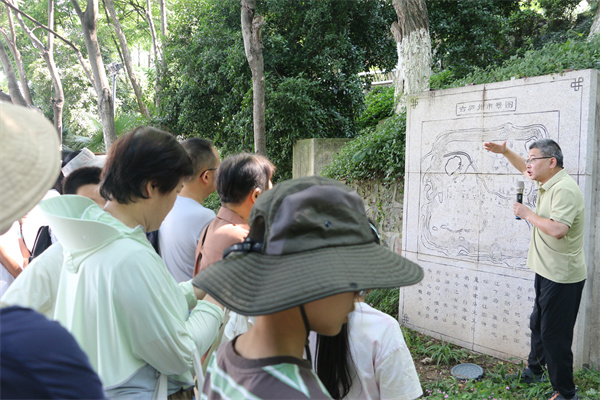 图三 老师来讲解古庐州的地形.jpg 图三 老师来讲解古庐州的地形.jpg