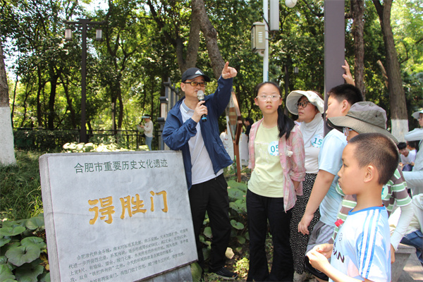 图五 大家到达德胜门遗址.jpg 图五 大家到达德胜门遗址.jpg