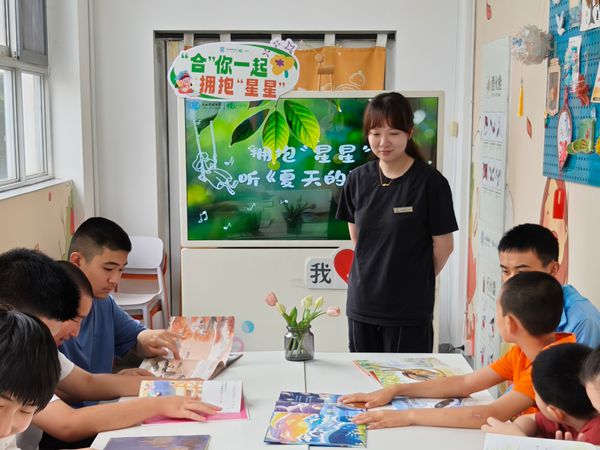 阅读绘本.jpg 阅读绘本.jpg