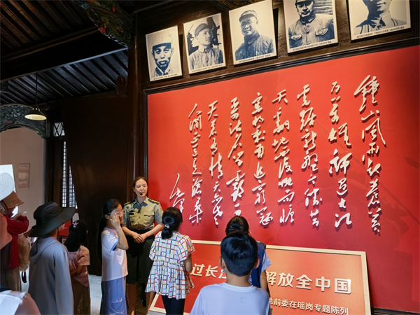 图六 参观瑶岗纪念馆.jpg