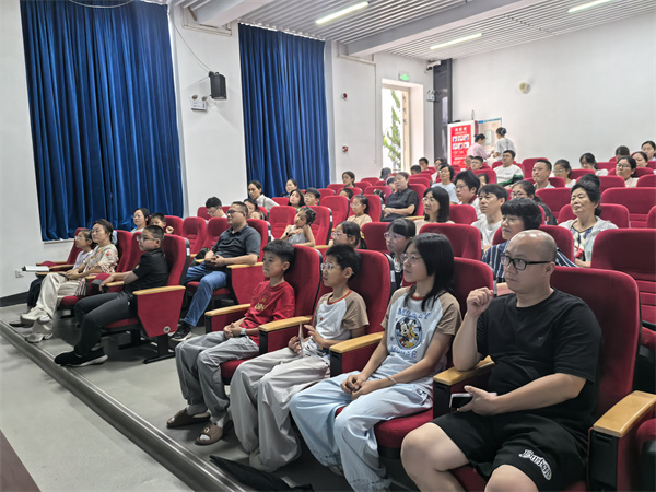 图五 大家认真聆听讲座.jpg 图五 大家认真聆听讲座.jpg