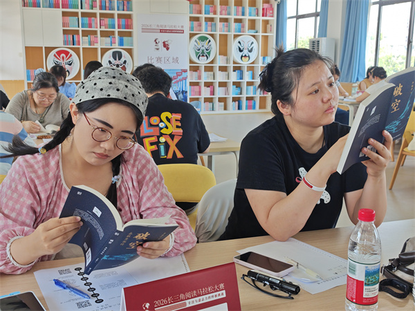 图三 大家在认真阅读.jpg