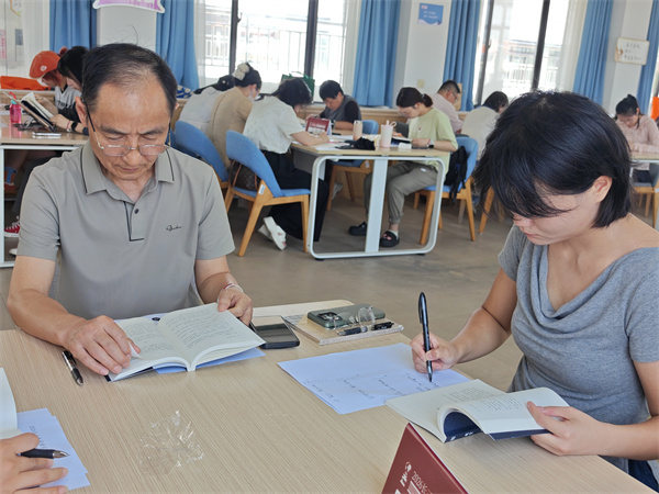 图四 比赛选手边阅读边做笔记.jpg