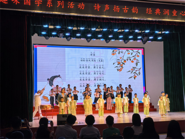 图二 孩子们现场诵读吟唱《芣苢》.jpg 图二 孩子们现场诵读吟唱《芣苢》.jpg