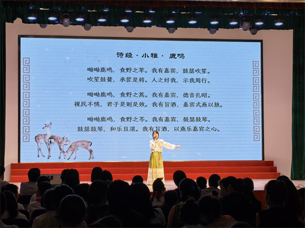 图四 老师带领全场一起学唱《鹿鸣》.jpg 图四 老师带领全场一起学唱《鹿鸣》.jpg