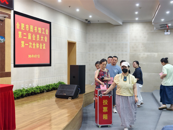 图三 开展现场投票.jpg 图三 开展现场投票.jpg